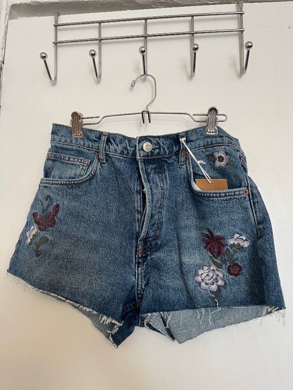 Denim shorts with flower embroidery design